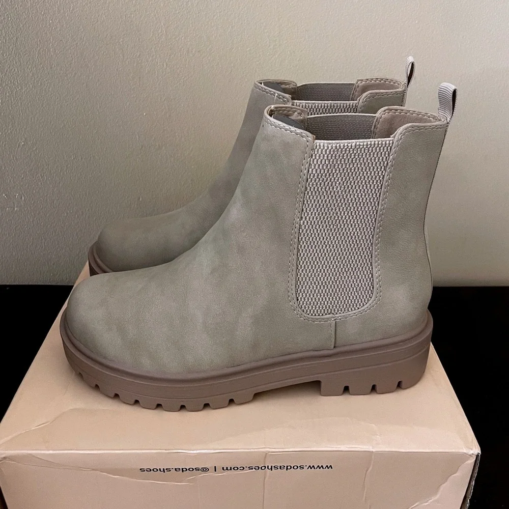 Soda Lug Sole Chelsea Boots Taupe Tan Faux Leather Ankle Booties Womens 8.5